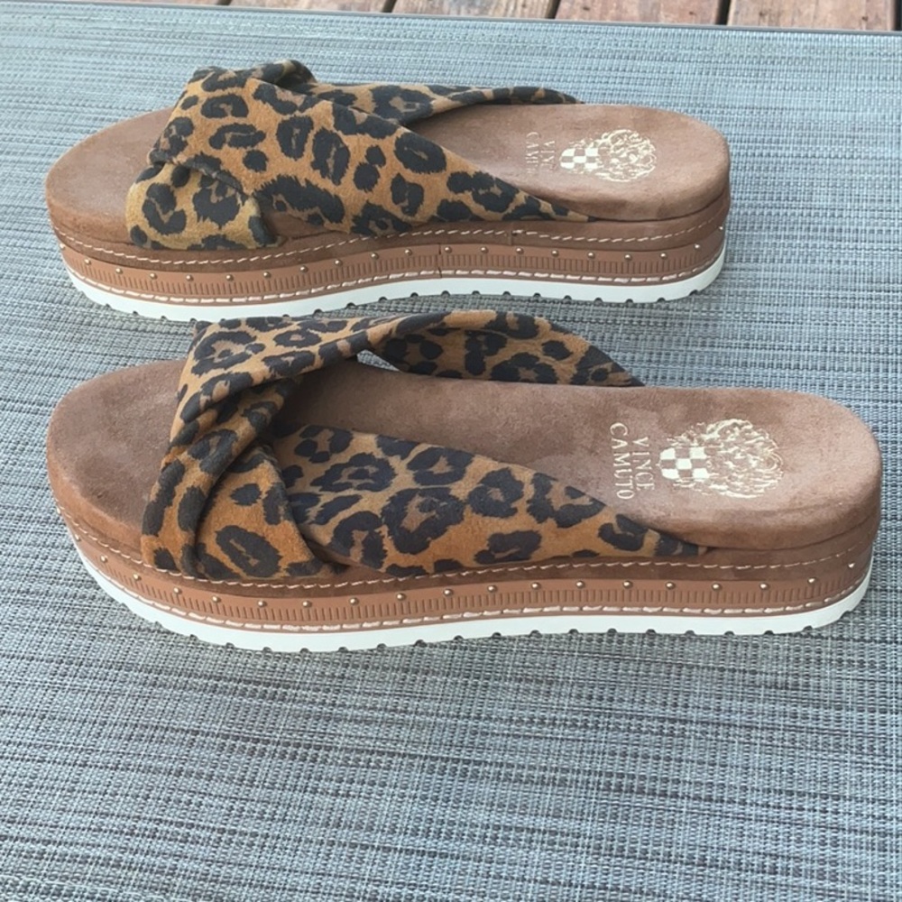 Vince Camuto Flat Form Slip OnTwisted Strap Sandal In Animal Print Size 6.5” - Picture 12 of 12